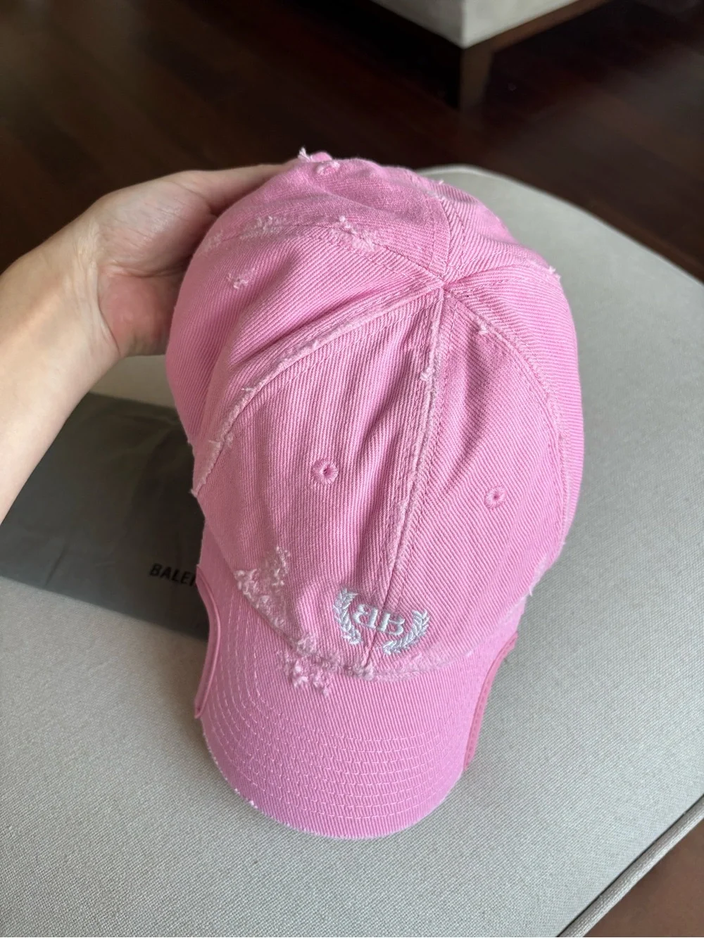 Balenciaga Unisex Laurel Baseball Cap Distressed Baby Pink Logo One Size - Picture 9 of 14